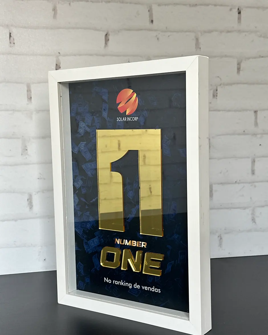 Quadro de conquista Number One no ranking de vendas, moldura branca com o número 1 em relevo dourado